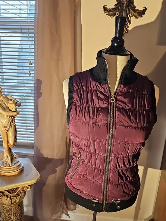 Sleeveless Quilted Vest - Wine - Picture 4 of 16